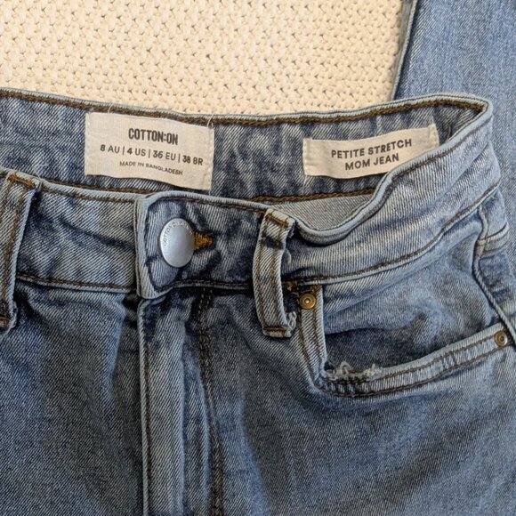 Cotton On Women's Petite Stretch High Rise Light Wash Mom Jean. Size 4 - Picture 2 of 5